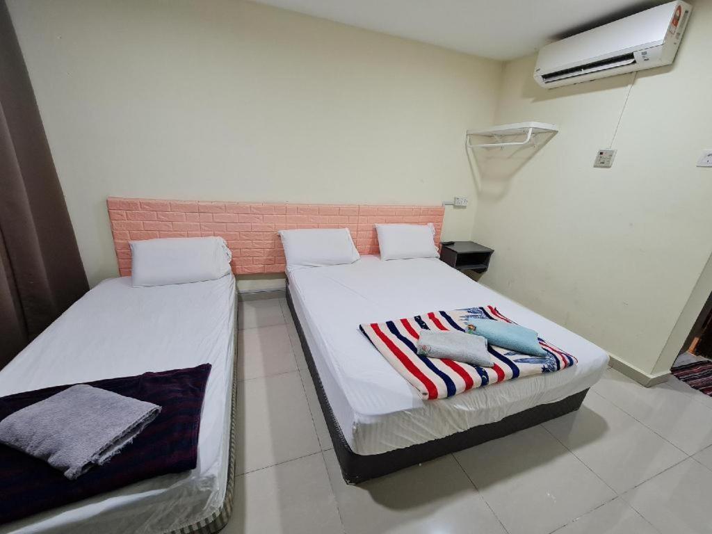 Oyo 90442 Newtown Star Hotel Кланг Екстериор снимка
